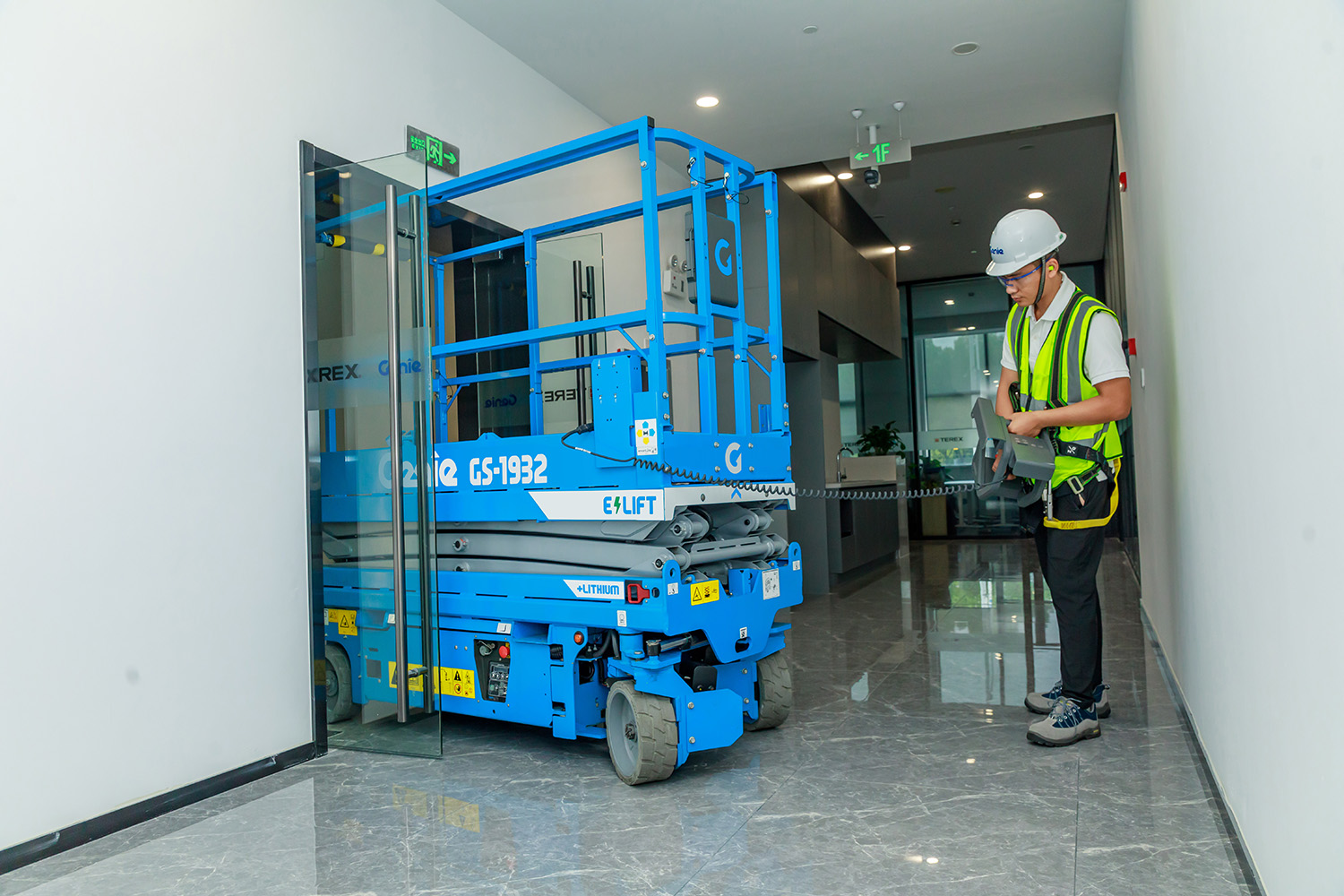 gs-1932-through-doorway_2_lowe0d6db2b-9225-49f1-94de-cd833cc89f7c