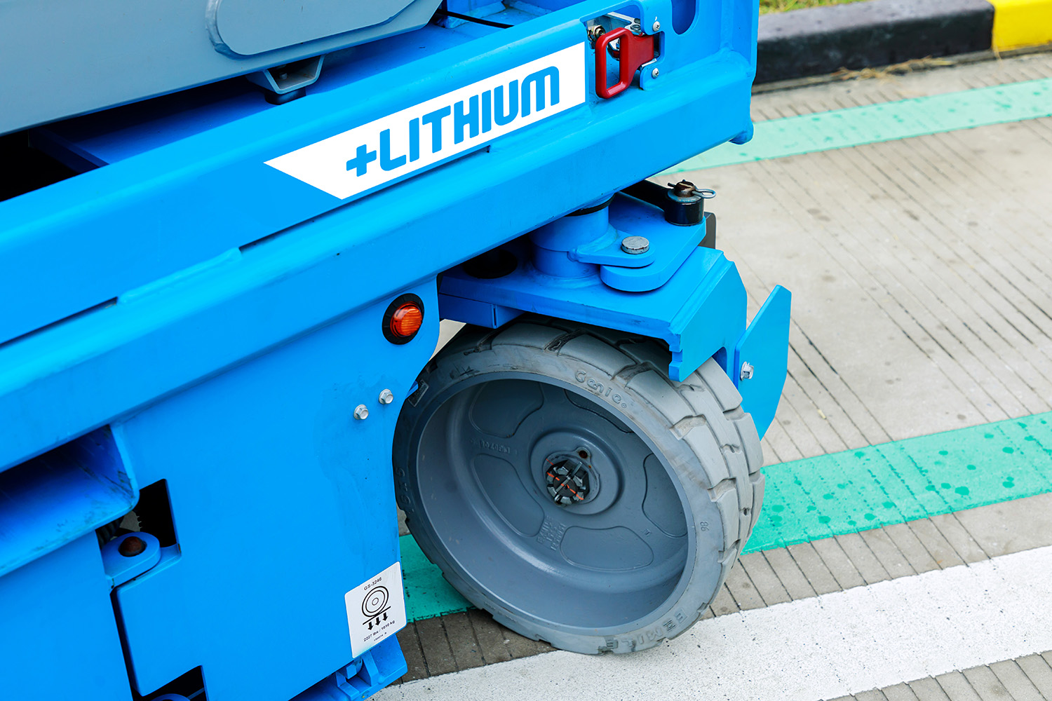 gs-wheel-close-up_loweaddd178-92b3-4f28-81e1-87e4389ae9cf