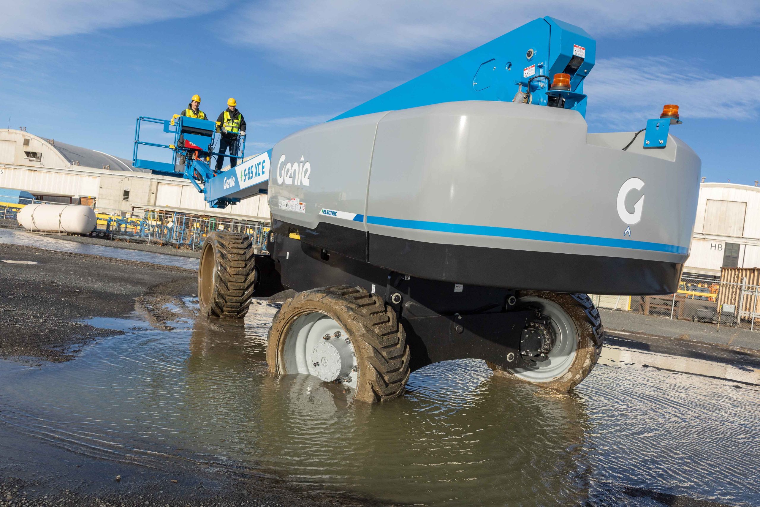 s-85-xc-e-driving-through-water_low