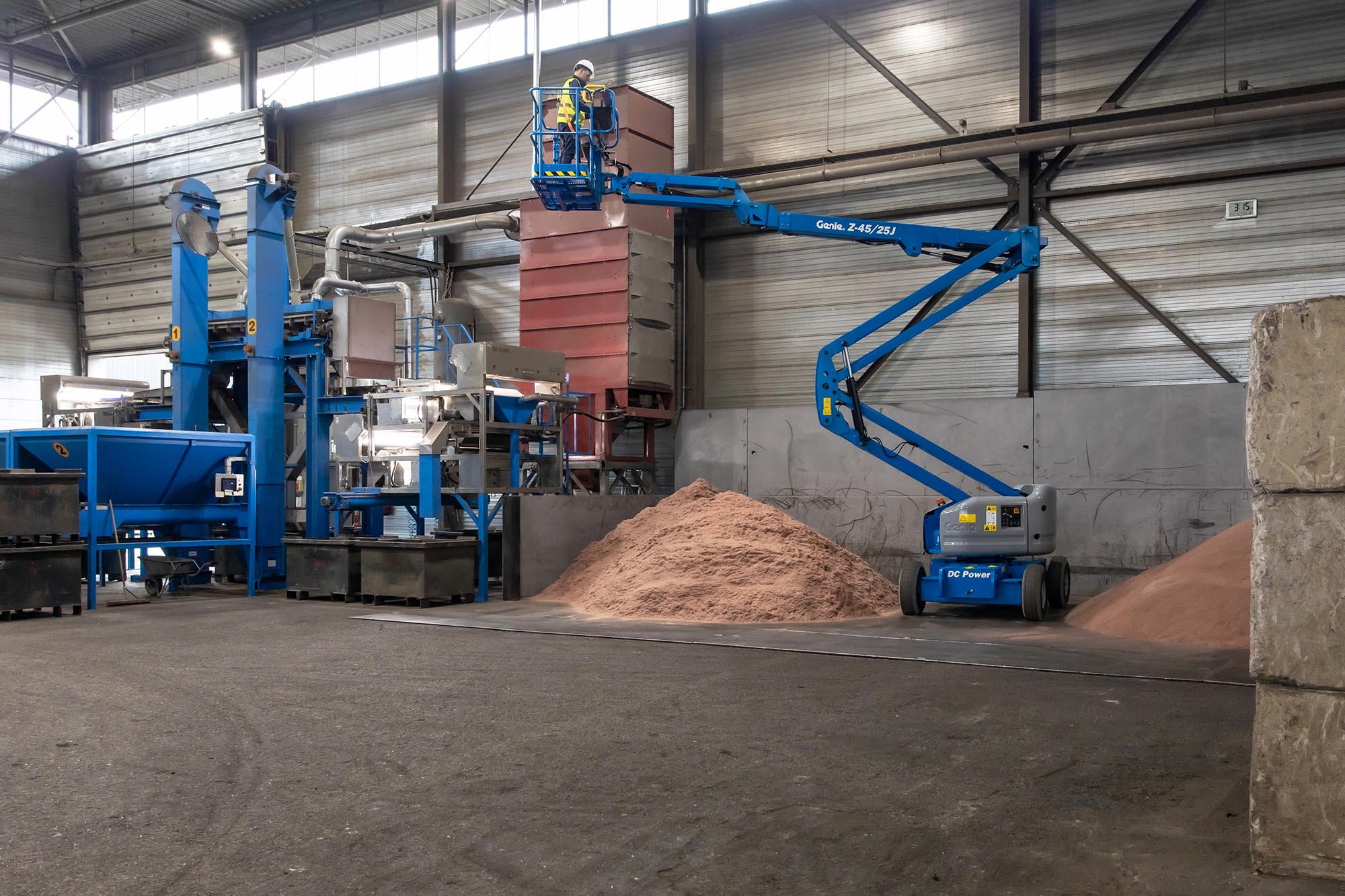 z-45-25j-dc_scrap-yard_working_5_low67267c0b9d8a41748b1a2cd6cff8b19b